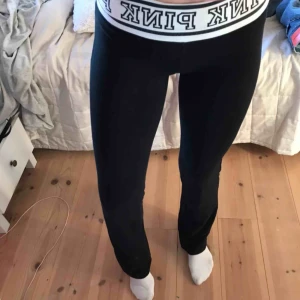  - Yogapants från PINK. Väldigt bekväma och stretchiga, passar xs och s! Köpare står för frakt :)