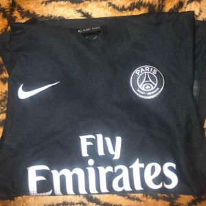  - PSG träningströja i M(känns mer som S). Oanvänd, perfekt träningsmaterial, riktigt snygg tröja. För ögonmått: Jag är 188 och den är för liten för mig. 