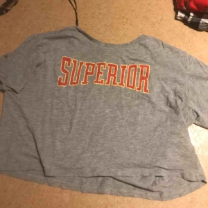  - magtröja  köpts från hm använts några gånger är i väldigt bra skick passar xs också