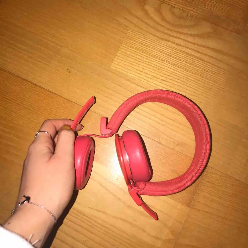 Röda Urbanears hörlurar med både Bluetooth och sladd. Fullt fungerande förutom det ena ”örat” som går att dra ut men inget som påverkar funktionen:) . Övrigt.