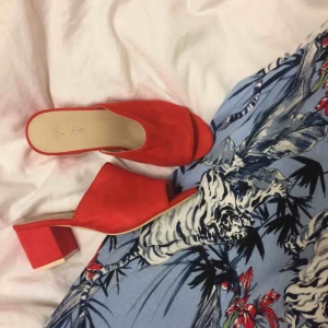  - Skorna är i storlek 36. Aldrig någonsin använda. 149kr plus 90kr frakt. Säljer även klänningen.