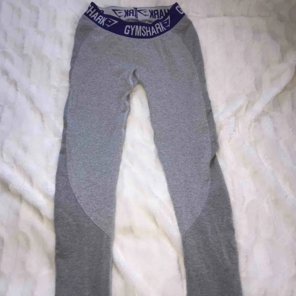 Hej! Säger mina ”FLEX LEGGINGS” från Gymshark i storlek small. De är i färgen ”LIGHT GREY MARL/INDIGO”  De är endast använda 1 gång så de är i princip nyskick.  Nypris är 550 kr.   Köparen står för frakt. Kan mötas upp i Göteborg/ Ale/ Lilla Edet . Jeans & Byxor.