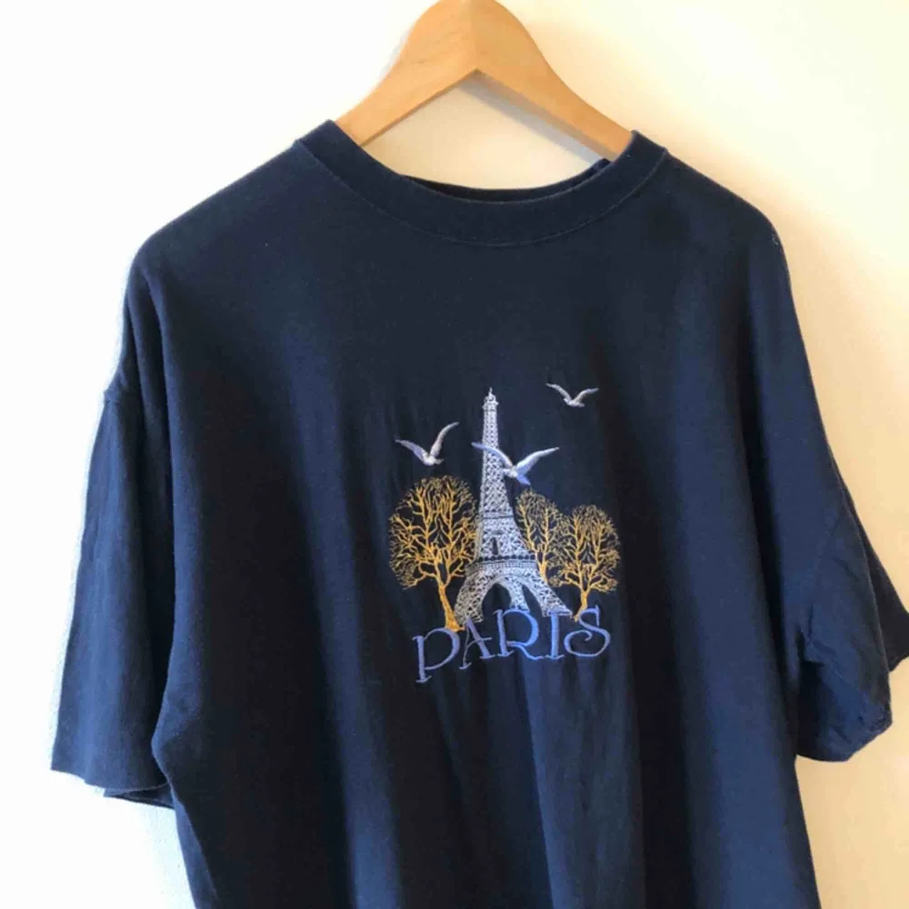 Paris - Brodyr på bröstet - Kan hämtas i Uppsala eller skickas mot fraktkostnad . T-shirts.