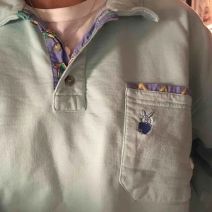  - Trendig tröja med 80-tals vibe. Köpt secondhand. Inga fläckar eller så. Jag på bilden är en xs/small men den är väldigt rymlig. Möts i Stockholm eller fraktar🥰