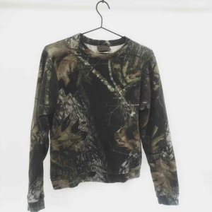  - +42 för frakt Är egentligen en barn XL men sitter perfekt på mig som är S, bra lite kortare längd i midjan