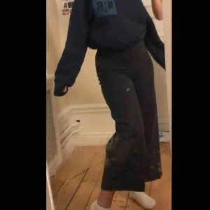  - Säljer mina favoritbyxor då dom tyvärr blivit för små! Dom sitter superfint i rumpan och runt låren samt är väldigt bra skick! De är väldigt högmidjade.