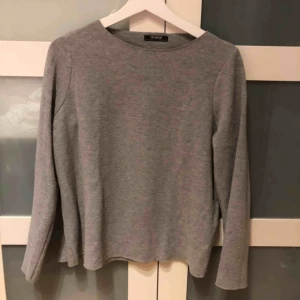  - Grå tröja från Zara, raka armar. Köparen står för eventuell frakt.
