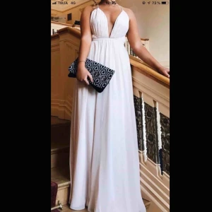  - Jättefin balklänning, köpt för 2000kr. Passar S till M eftersom man knyter den själv, beroende på hur man vill att den ska sitta! Jag är 170 och kan ha klackar. 