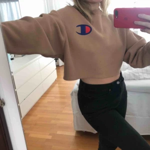  - Beige cropped sweater från Champion. Egentligen vill man ju behålla denna själv men använder typ aldrig den. As nice material och faller fint på kroppen