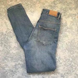 Säljer mina Leah slim mom jeans i storlek 34💓 Jeansen är högmidjade och är välanvända men de är fortfarande i gott skick! Nypris ca, 499  Köparen står för frakten!!