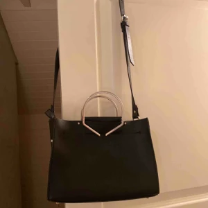  - Riktigt snygg väska från zara! Säljer för den aldrig kom till användning. Köparen står för frakt :)