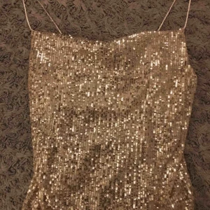  - Säljer en superfin topp från ginatricot som jag tyvärr inte får användning av :( Kostade 399 som ny och säljer den för 150 med prislappar kvar och den är helt oanvänd, bara testad :)