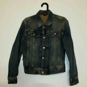  - DIESEL JEANSJACKA i strl M. Stentvättad. Färgerna är jeans med nyans av brun. Äkta. Lokalt möts vi upp: kontant eller Swish Frakt betalas av köparen - mellan 50-80kr beroende på vikt Överföring via bank eller Swish