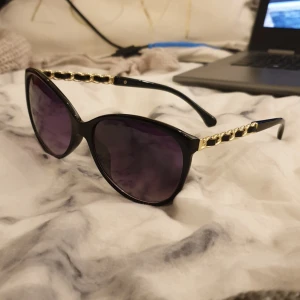  - Solglasögon från Ur & Penn, säljer pga använder inte<3