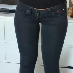 Tommy Hilfiger jeans  - Välanvända jeans från Tommy Hilfiger i superstretch. Storlek 26/30. Säljes billigt då de är i använt skick. 