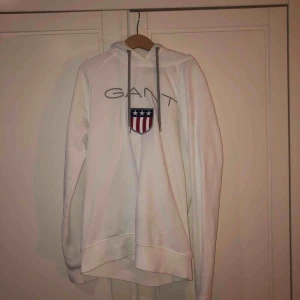  - Vit Hoddie från Gant🤍 Använt fåtal gånger därmed gott skick, säljer pga inte min stil. Ordinarie pris: 1099 Betalning sker med Swish, 299 kr inkl frakt. Kontakta mig om ni vill ha fler bilder eller annan information🤍