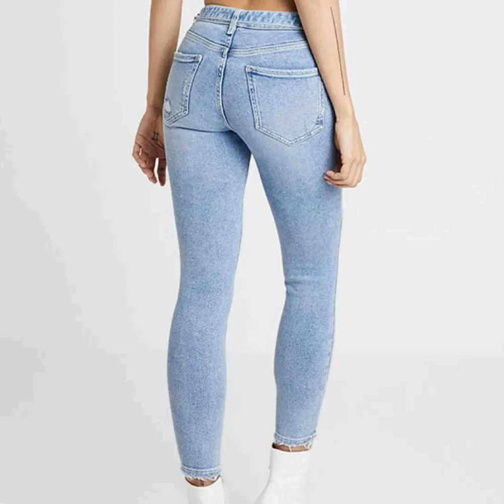 Skitsnygga stretchiga jeans från river island i storlek 10 (38), aldrig använda då de är i fel storlek för mig och hann inte lämna tillbaka dom. . Jeans & Byxor.