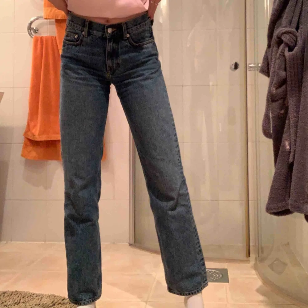 Raka jeans från arket som är köpte här på plick, fint skick men blev fel längd för mig, inte mycket använda så i bra skick och sköna, storlek 25 men funkar nog 26 också. Jeans & Byxor.