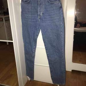 Jätte snygga boyfriend jeans från bikbok i storlek S. Säljer för att dom är för små för mig annars är dom i väldigt bra skick!  Kan mötas i göteborg annars står köpare för frakten!