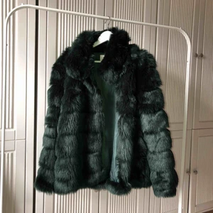  - Super cool fake pälsjacka i mörkgrönt! Eventuellt billigare vid snabb affär! 