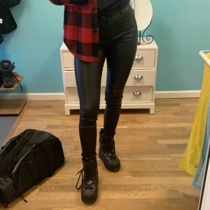 - Skinnbyxor från Dr denim i storlek m. Jag har oftast s i byxor men dessa passade mig. Nästan aldrig använda. Skriv för flera bilder:) 