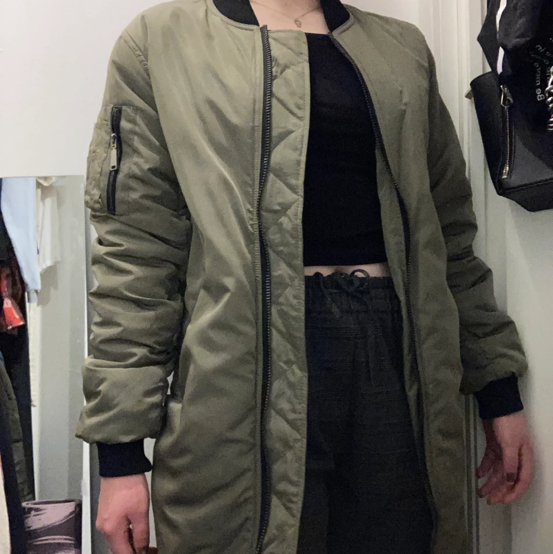 Bikbok varm, höstig bomber jacka i storlek XS, men passar en S också jättebra. 