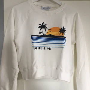 Weekday collegetröja - Collegetröja med tryck från weekday              Köparen står för frakt!