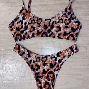 Leopard Bikini 😍 - Super snygg bikini, underdel aldrig använt medans överdelen är använd ett par gånger! Står L på den men överdelen passar en S/M och underdelen en M men skulle absolut kunna passa en L! Pris går att diskuteras!