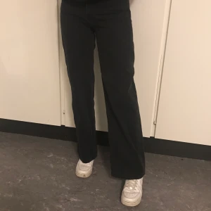 Svarta jeans - Svarta jeans från Monki. Se även mina andra auktioner. Samfraktar om du köper mer