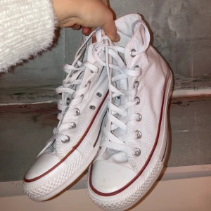 Vita converse - Säljer nu dessa jätte fräscha converse. Använda fåtal gånger & fortfarande så himla fina!💕 Kontakta mig gärna för frågor eller funderingar🤩