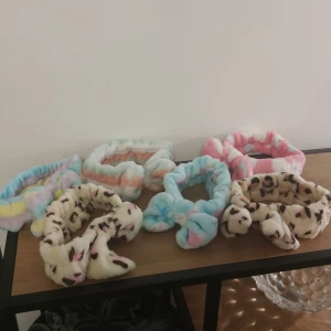 (NY!) 6 stycken hårband med rosett  - En helt ny förpackning med 6 stycken supersöta hårband! Jättemysigt fluffigt tyg. Perfekt att fylla på förrådet med eller ge bort i julklapp 😍🎀    har dessa ute som enskilda annonser också (från ett annat paket), så kika på dem för bättre bilder :) 