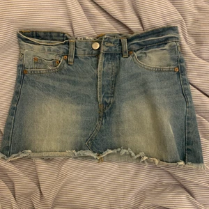 jeanskjol - Säljer denna coola jeanskjolen som jag köpte från secondhand för någon sommar sedan! Har en annan jeanskjol och därför kommer inte denna till användning längre, den är i ett mycket bra skick! ✨✨