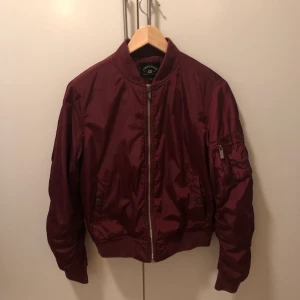 Crocker, Jacka - Hej! Jag säljer min bomberjacka som jag har använt några gånger. Jackan är i bra skick i storleken S. Orginal priset för jackan var 700kr. Köparen står för frakten. Kontakta mig vid frågor/bilder. 