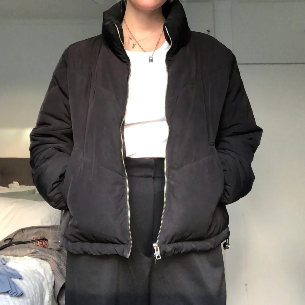 Puffer jacket från H&M. Säljer för att den används inte. Kan mötas upp i Göteborg eller så stor köparen för frakten. Säljer allt så billigt för att jag bara vill bli av med allt🤎🤎. Jackor.