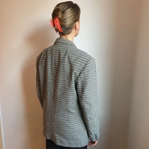 Vintage kavaj - Otroligt fin vintage kavaj från Paris. Knappt använd och väldigt fräsch. Inga bud, utan fast pris + frakt💖