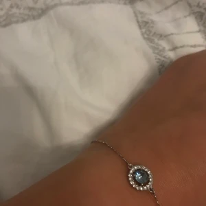 Lilly and rosé  - Lilly and rosé armband i ljus blå. Andvänder inte den längre. Ifall man vill ha fler bilder skickar jag i chatt. 