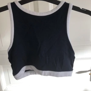 Croptop  - Knappt använd Crop top från New York. I storlek M men passar typ alla.🥳🥳