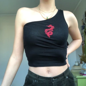 One shoulder top 🖤 - One shoulder top med broderat drakmotiv superbra skick ifrån Urban Outfitters ❤️🖤