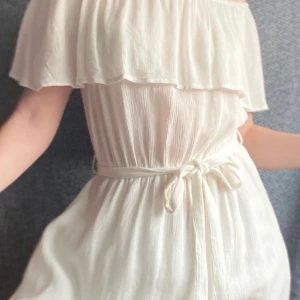 Klänning off shoulder - Vit klänning från Nelly, nästan aldrig använd. Skriv för fler bilder