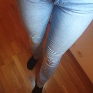 Ljusa bootcut Jeans. Lite utsvängda nedtill. Right passform. Ganska låga i midjan. 