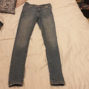 Jeans - Tighta Jeans från bik bok, ljusblå Stl small