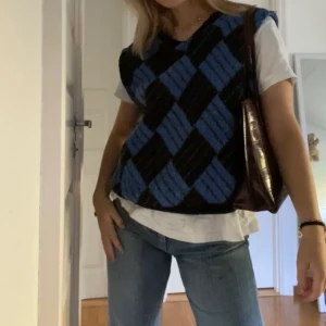 Väst - UNIK STICKAD VÄST💙 Sytt om från en tröja!