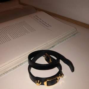 Äkta Balenciaga armband i läder. Superfint armband som tyvärr inte har kommit till användning, så gott som nytt. Köpt för ca 1500kr, säljer för 800kr. 🤍