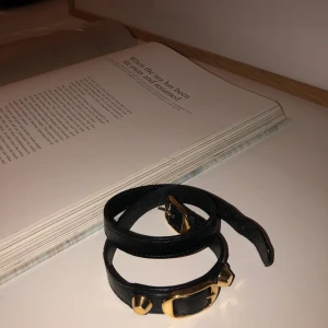 Balenciaga armband - Äkta Balenciaga armband i läder. Superfint armband som tyvärr inte har kommit till användning, så gott som nytt. Köpt för ca 1500kr, säljer för 800kr. 🤍