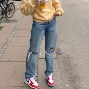 säljer 90s highwasited jeans - SLUTSÅLDA 90s highwaisted jeans!!!!                 säljer mina knappt använda 90s high waisted jeans från gina i str38. Säljer dem pga dem inte kommer till användning, dem är i princip nytt skick!!! 