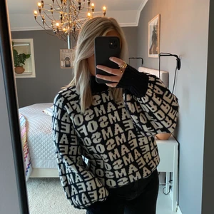 Stickad tröja med puffärmar och text  - Supersnygg och skön stickad tröja med tryck över hela tröjan och med puffärmar. Storlek XS men passar S också 💕💕 buda!!