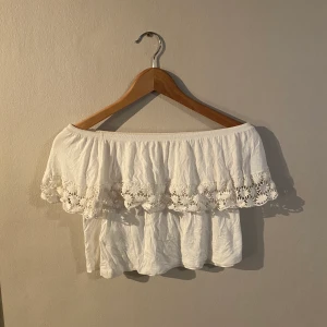 Vit axelbandslös topp - Vit axelbandslös topp från gina tricot i stl. Small