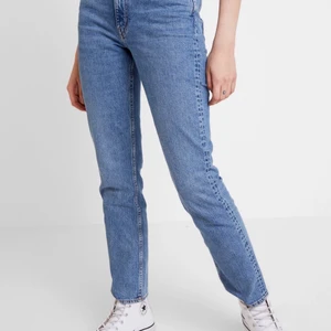 Weekday jeans - Hej, säljer mina jeans som jag knappast har använt. Har använt de 4 gånger så den är lika väl som ny. Säljer denna för jag då tappat intresset på dem. Buda från 300kr ✨för mer detaljer skriv privat.dessa är unisex då min kille har testat de och de passade honom. W 29-30/L31