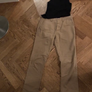 Beiga byxor och svart linne - Ett par beige byxor och ett svart linne. Nyskick och köpare står för frakt😊❤️