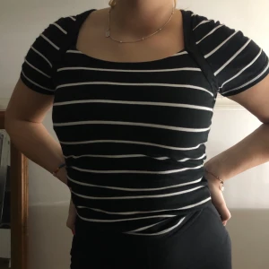 Svartvit randig tröja  - Säljer en svartvit randig t-shirt från woman by halens. Storlek 36/38. 100kr inklusive frakt 